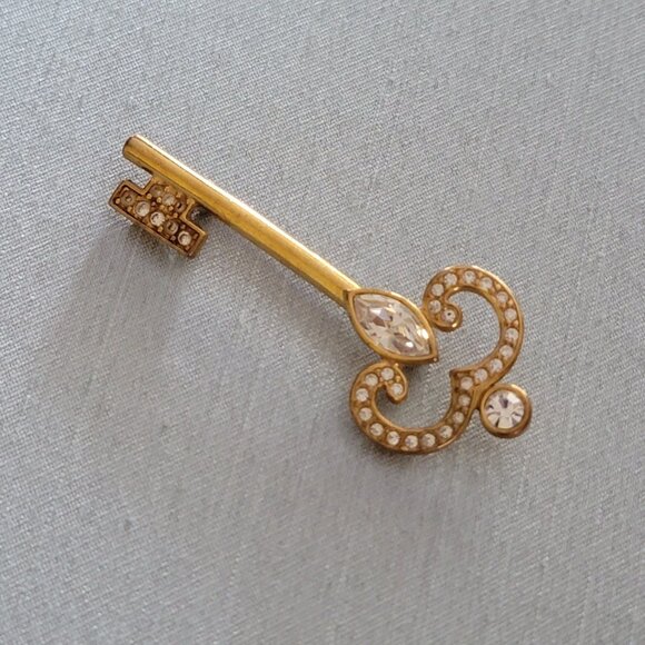 Signed Napier Goldtone Clear Rhinestone Key Brooch - Picture 8 of 9